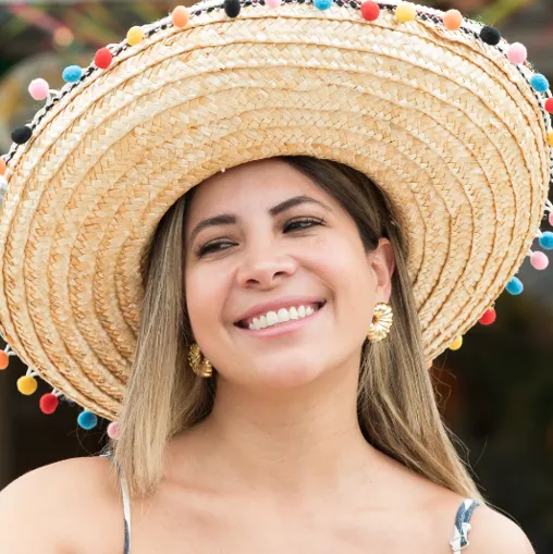 Clienta con sombrero mexicano en el local