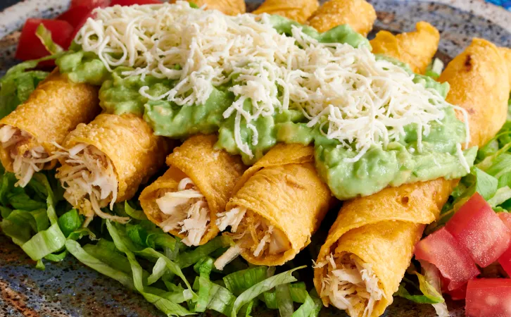 Flautas con guacamole, queso y tomate fresco