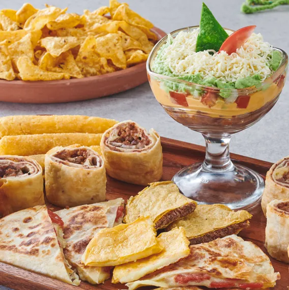 Tabla Taconazo con flautas, quesadillas, nachos y guacamole