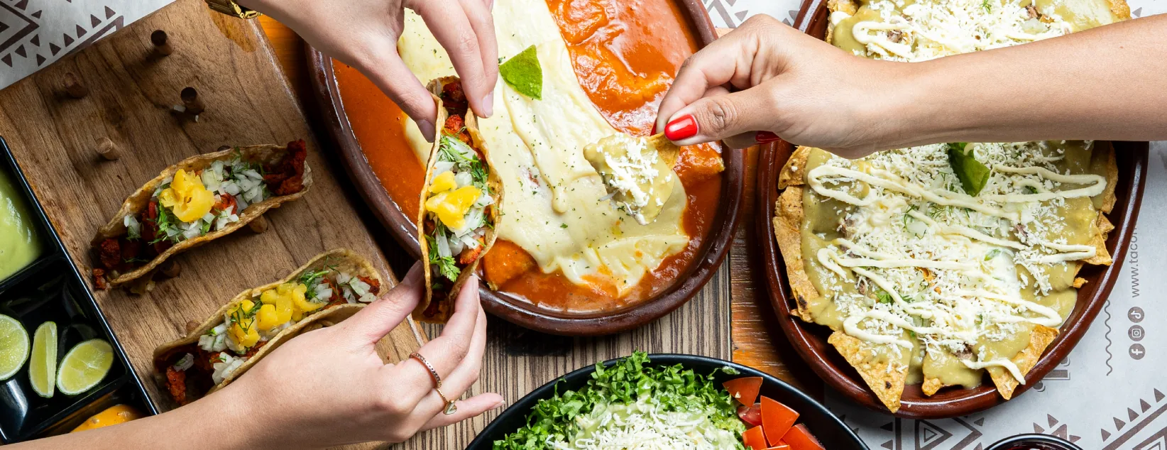 Mesa del Taconazo vista desde arriba con tacos, enchiladas y nachos para compartir