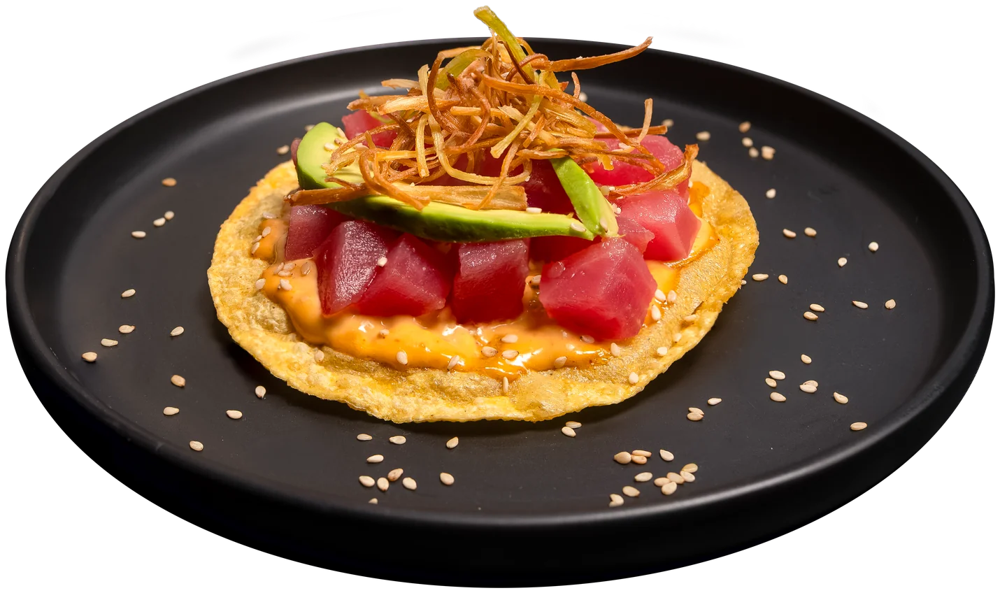 Tostada de atún rojo con aguacate, salsa y crocantes de puerro